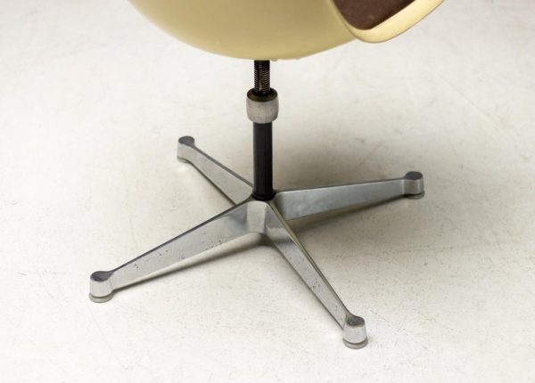 Eames Contract Base Desk Chair - Image 3