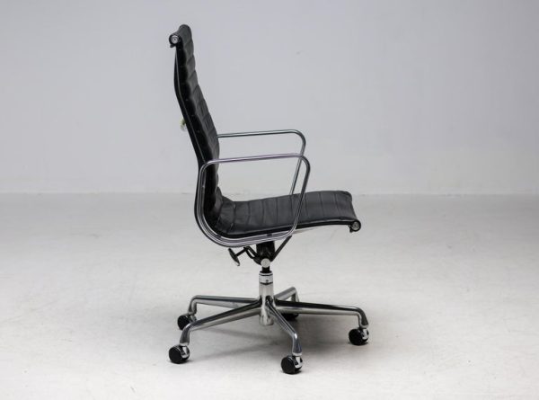 Charles & Ray Eames EA119 Black Leather Executive Desk Chair by Herman Miller - Image 3