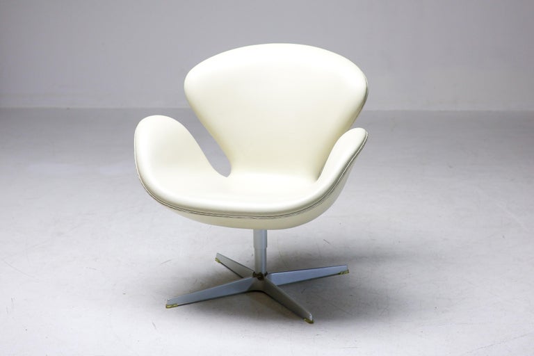 Arne Jacobsen – 50th Anniversary Swan Chair, Champagne, Limited Edition, 2008 - Image 14