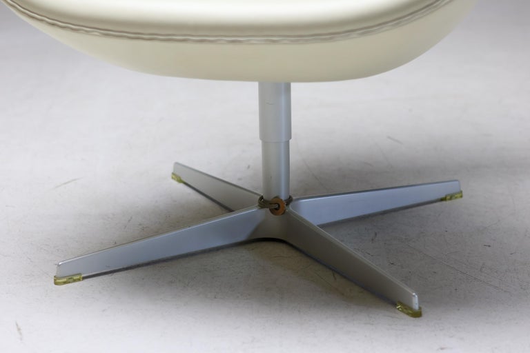 Arne Jacobsen – 50th Anniversary Swan Chair, Champagne, Limited Edition, 2008 - Image 5