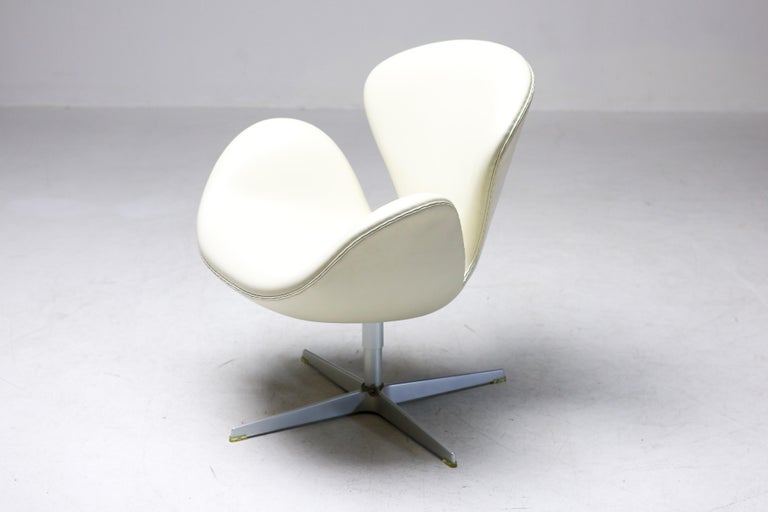 Arne Jacobsen – 50th Anniversary Swan Chair, Champagne, Limited Edition, 2008 - Image 4