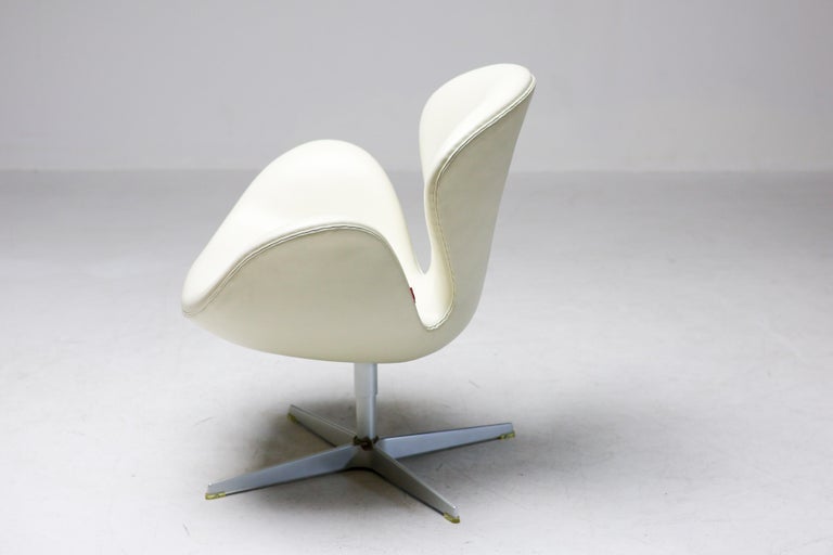 Arne Jacobsen – 50th Anniversary Swan Chair, Champagne, Limited Edition, 2008 - Image 2