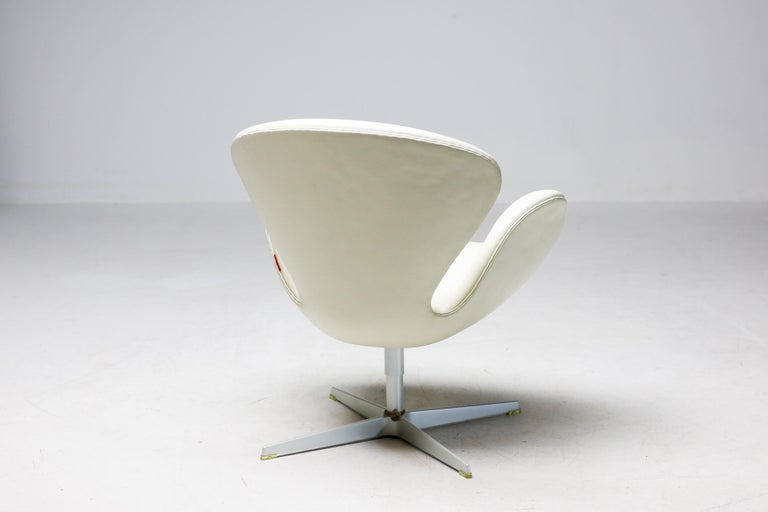 Arne Jacobsen – 50th Anniversary Swan Chair, Champagne, Limited Edition, 2008 - Image 6