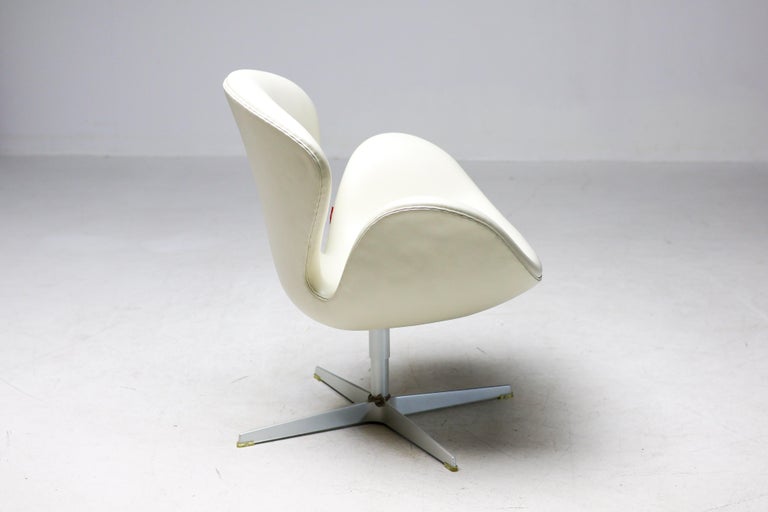 Arne Jacobsen – 50th Anniversary Swan Chair, Champagne, Limited Edition, 2008 - Image 8
