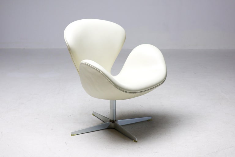 Arne Jacobsen – 50th Anniversary Swan Chair, Champagne, Limited Edition, 2008 - Image 11