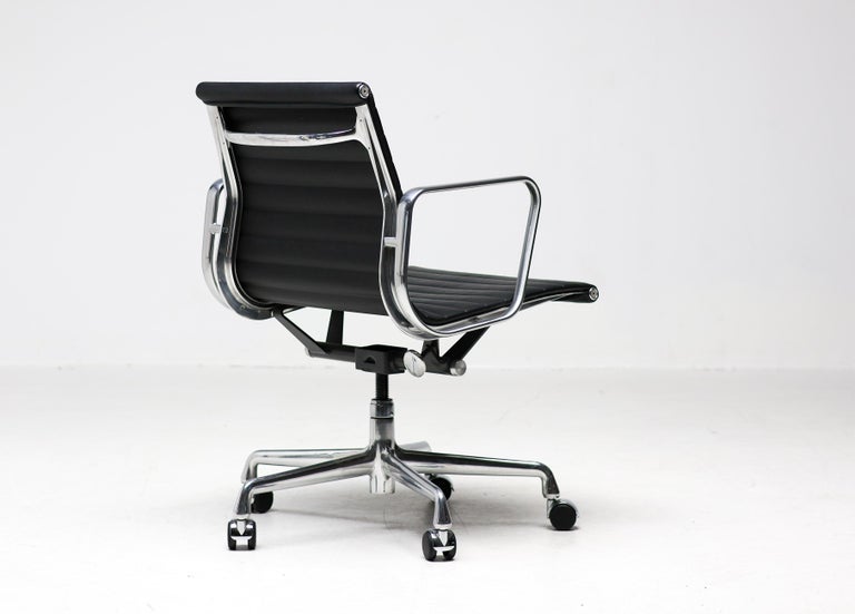 Charles & Ray Eames Black Leather Executive Desk Chair by Herman Miller - Image 7