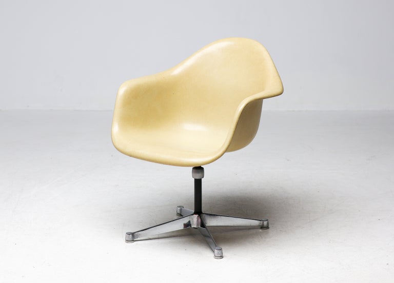 Charles & Ray Eames for Herman Miller – Swiveling Parchment Fiberglass Arm Chair - Image 14