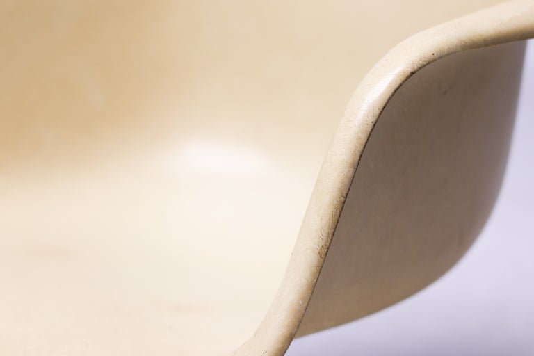 Charles & Ray Eames for Herman Miller – Swiveling Parchment Fiberglass Arm Chair - Image 6