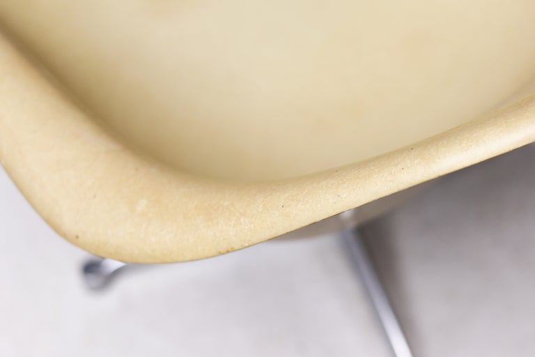 Charles & Ray Eames for Herman Miller – Swiveling Parchment Fiberglass Arm Chair - Image 7