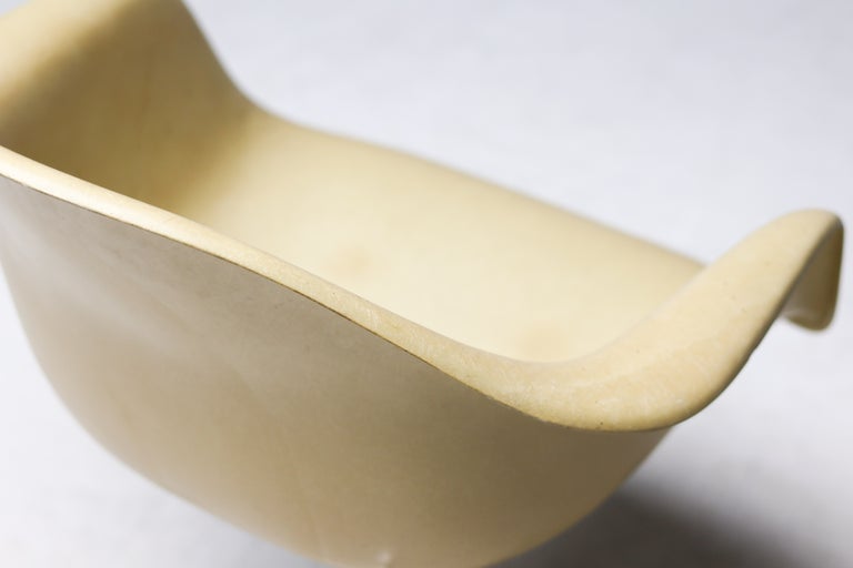 Charles & Ray Eames for Herman Miller – Swiveling Parchment Fiberglass Arm Chair - Image 5