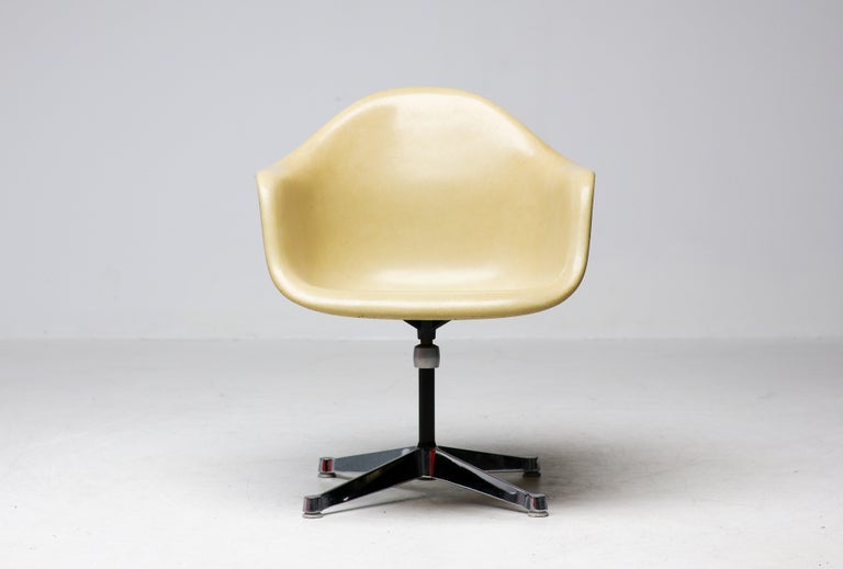 Charles & Ray Eames for Herman Miller – Swiveling Parchment Fiberglass Arm Chair - Image 3