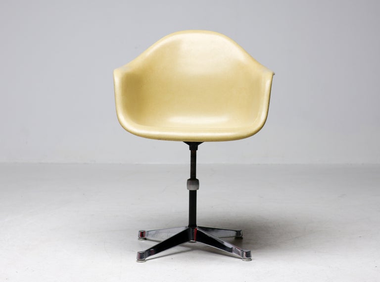 Charles & Ray Eames for Herman Miller – Swiveling Parchment Fiberglass Arm Chair - Image 4