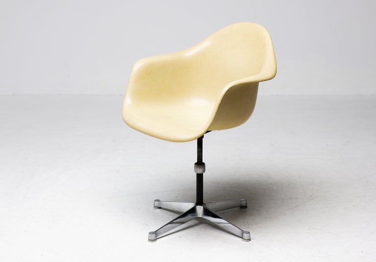 Charles & Ray Eames for Herman Miller – Swiveling Parchment Fiberglass Arm Chair - Image 2