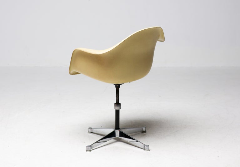 Charles & Ray Eames for Herman Miller – Swiveling Parchment Fiberglass Arm Chair - Image 8