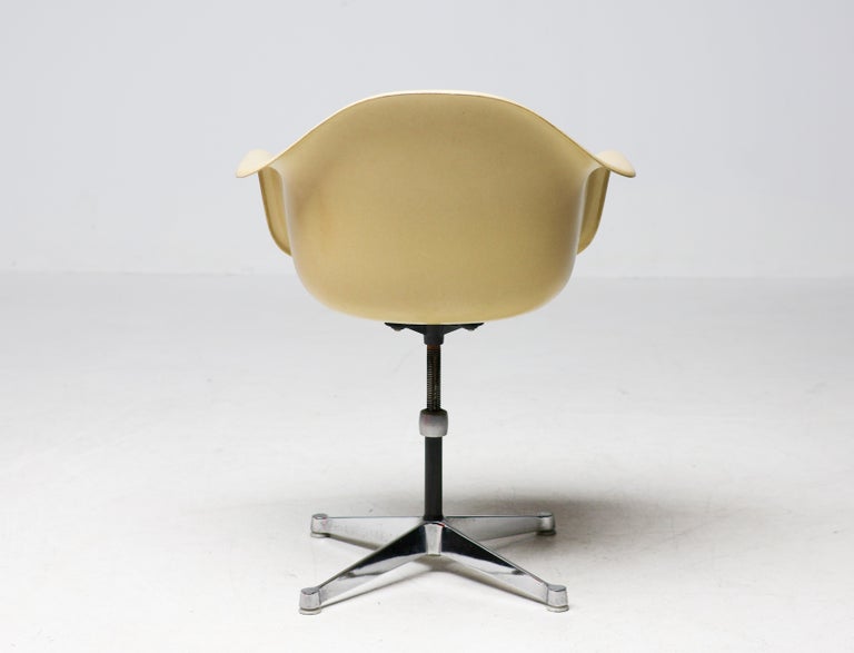 Charles & Ray Eames for Herman Miller – Swiveling Parchment Fiberglass Arm Chair - Image 10