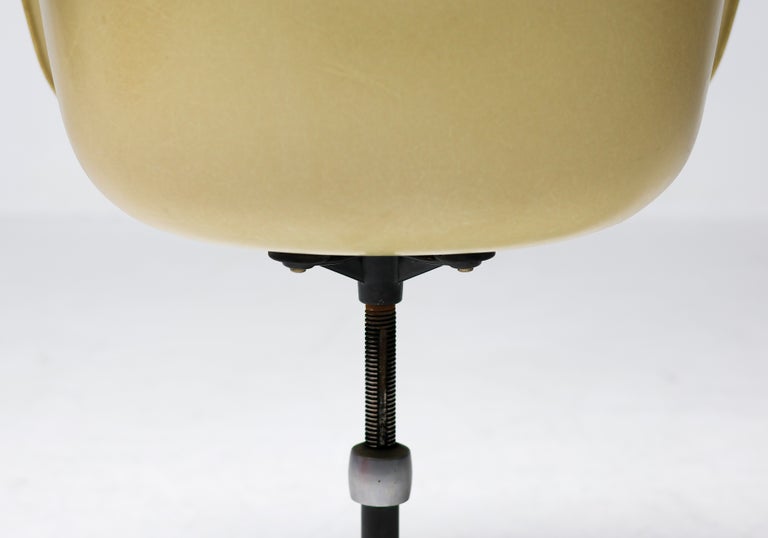 Charles & Ray Eames for Herman Miller – Swiveling Parchment Fiberglass Arm Chair - Image 9