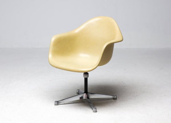 Charles and Ray Eames Contract Base Arm Chair by Herman Miller - Image 10