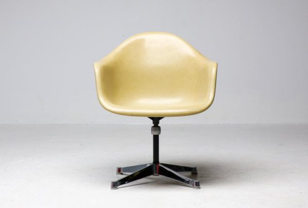 Charles and Ray Eames Contract Base Arm Chair by Herman Miller - Image 4