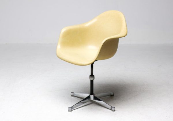 Charles and Ray Eames Contract Base Arm Chair by Herman Miller - Image 9