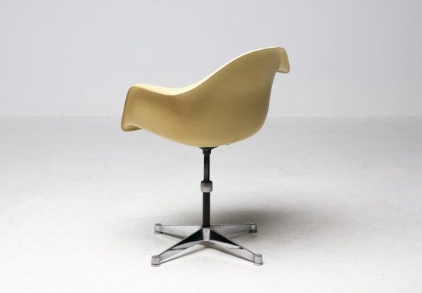 Charles and Ray Eames Contract Base Arm Chair by Herman Miller - Image 6