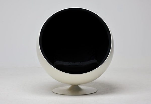 Eero Aarnio "Ball Chair" – Iconic Mid-Century Modern Design - Image 3