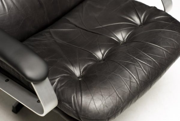 Mid-Century Modern Aluminum & Black Leather Lounge Chair – Mad Men Style Comfort - Image 4